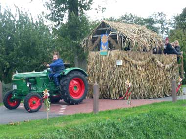 Wilfried Prahm zieht den Wagen von "Die Maiskolben" mit seinem Deutz Bj.1964
